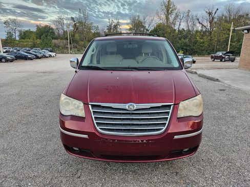 Used 2010 Chrysler Town & Country Limited image 3