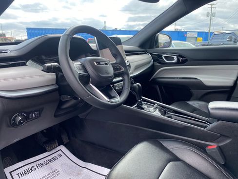 Used 2025 Jeep Compass Limited image 9