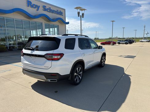 Used 2024 Honda Pilot Touring image 5