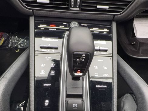 Used 2023 Porsche Cayenne AWD/4WD image 32