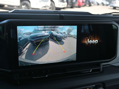 Used 2025 Jeep Wrangler Sahara image 14