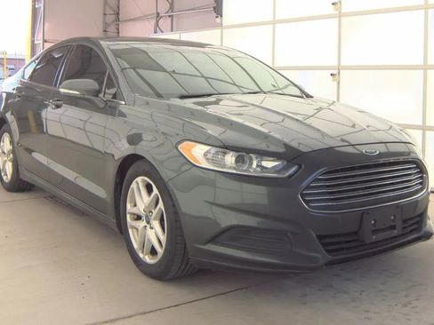 Used 2015 Ford Fusion SE FWD image 2