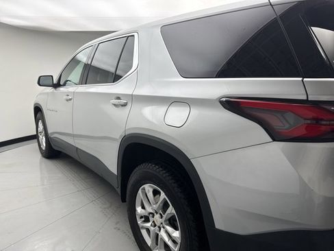 Used 2022 Chevrolet Traverse LS image 3