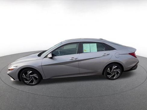 Used 2025 Hyundai Elantra Limited image 9