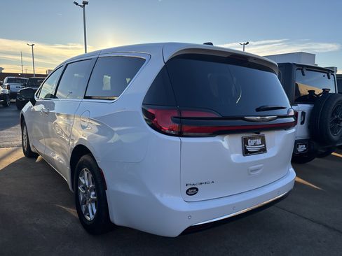 New 2026 Chrysler Pacifica Select image 11
