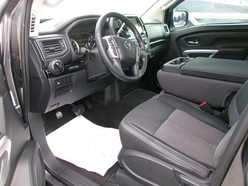 Used 2022 Nissan Titan SV image 16