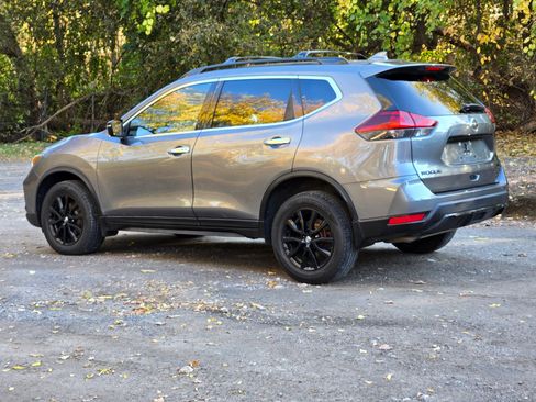Used 2018 Nissan Rogue SV image 3
