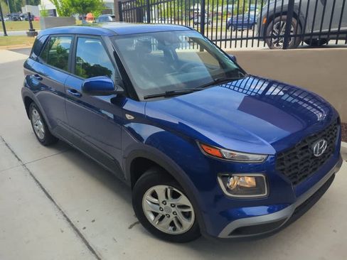 Used 2022 Hyundai Venue SE FWD image 1