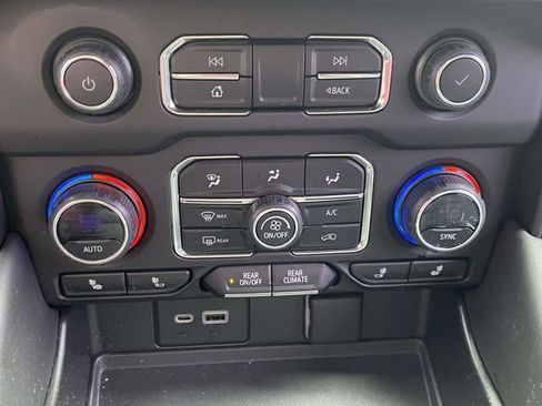 Used 2023 Chevrolet Suburban RST AWD/4WD image 27