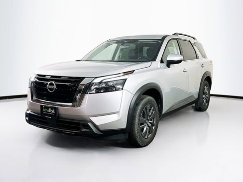Used 2025 Nissan Pathfinder SV image 3
