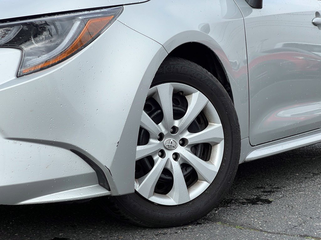 Used 2025 Toyota Corolla LE FWD image 2