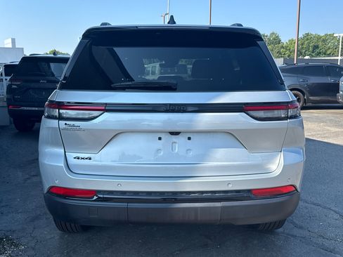 Used 2025 Jeep Grand Cherokee Altitude AWD/4WD image 4
