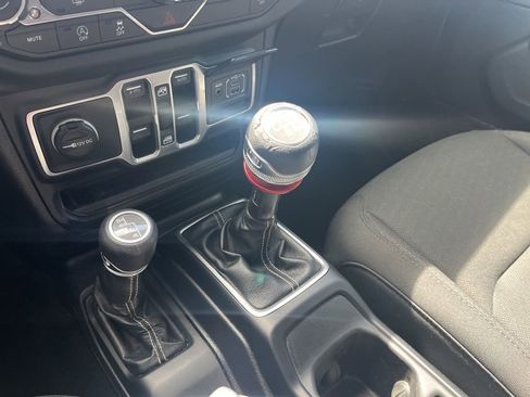 Used 2018 Jeep Wrangler Unlimited Sahara AWD/4WD image 11
