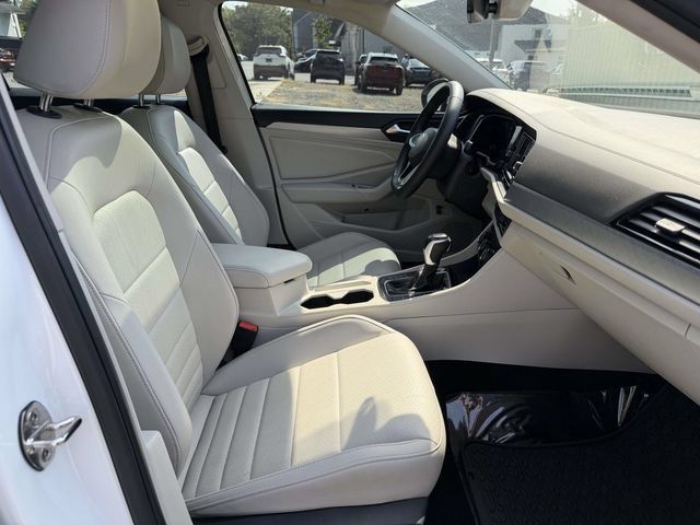 Used 2024 Volkswagen Jetta SE w/ Panoramic Sunroof Package FWD image 10