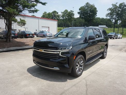 Used 2022 Chevrolet Suburban LT w/ Luxury Package RWD image 24