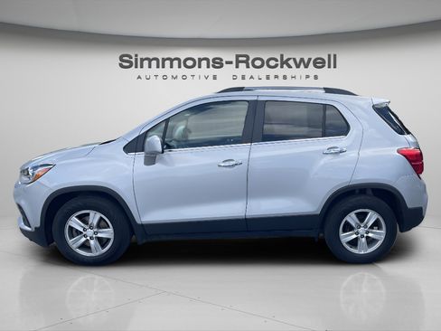 Used 2020 Chevrolet Trax LT w/ LT Convenience Package image 8
