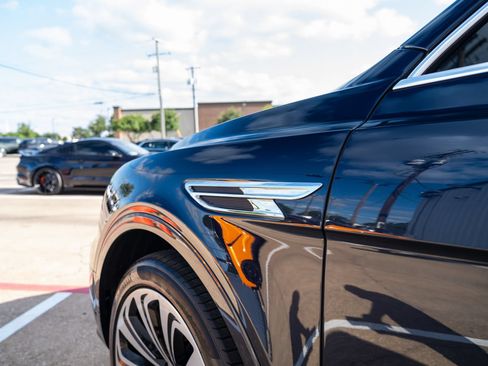 Used 2021 Bentley Bentayga AWD/4WD image 27