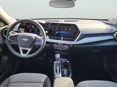 Used 2025 Chevrolet Trax LT w/ LT Convenience Package FWD image 9