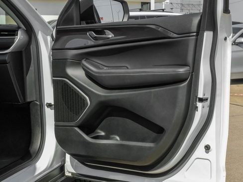 Used 2022 Jeep Grand Cherokee Laredo w/ Luxury Tech Group I image 53