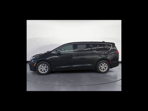Used 2023 Chrysler Pacifica Touring-L FWD image 3