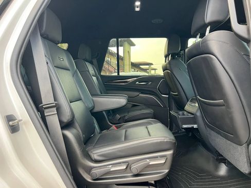 Used 2021 Cadillac Escalade Luxury RWD image 16