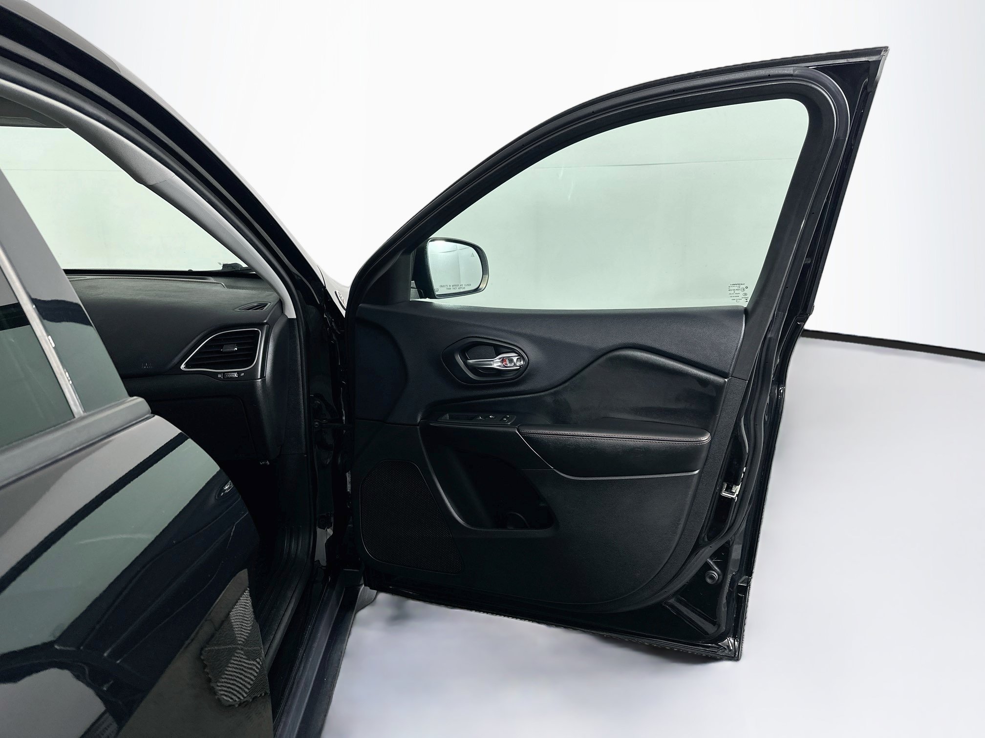 Used 2019 Jeep Cherokee Trailhawk AWD/4WD image 30