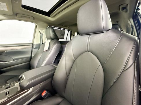 New 2026 Toyota Highlander Limited image 3