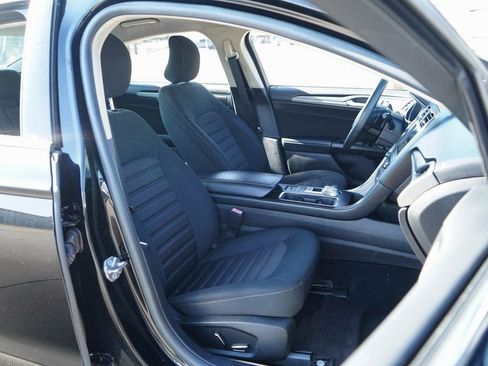 Used 2018 Ford Fusion SE w/ Fusion SE Technology Package image 11