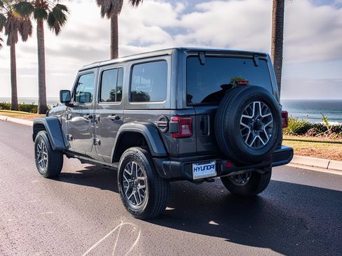 Used 2025 Jeep Wrangler Unlimited Sahara AWD/4WD image 7