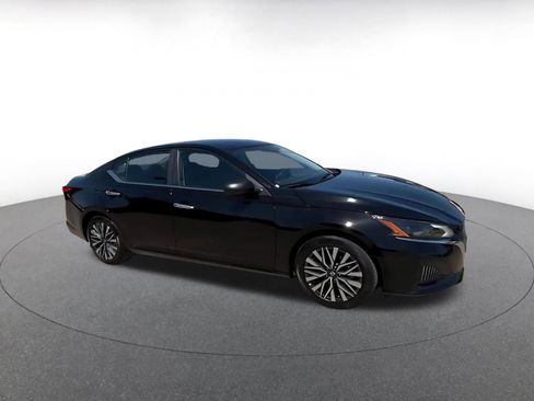 Used 2025 Nissan Altima 2.5 SV FWD image 2