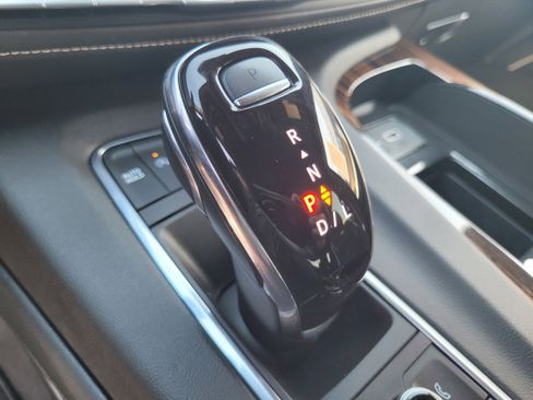 Used 2023 Cadillac Escalade Premium Luxury AWD/4WD image 17