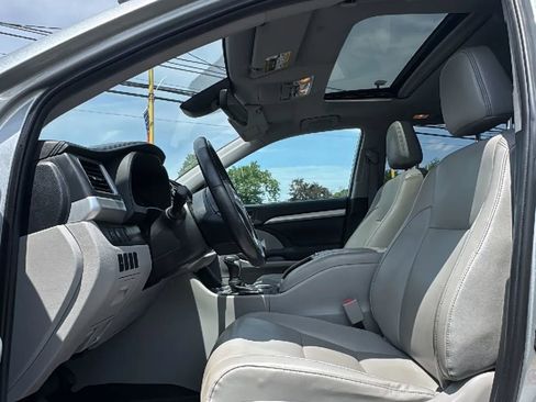 Used 2019 Toyota Highlander XLE AWD/4WD image 11