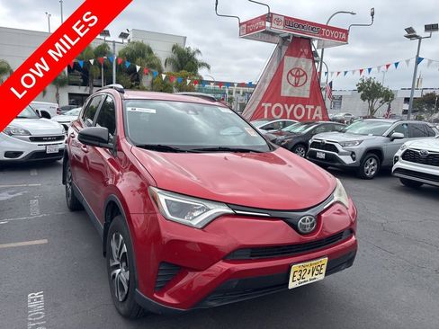 Used 2017 Toyota RAV4 LE FWD image 1