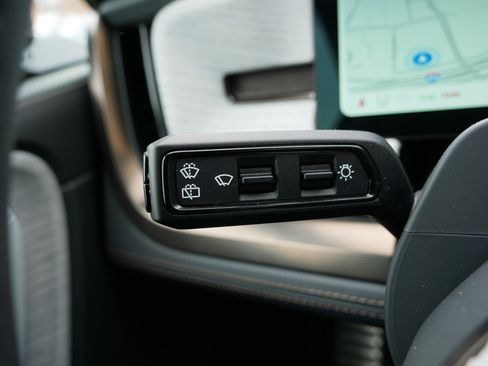 Used 2026 Rivian R1S Premium image 26