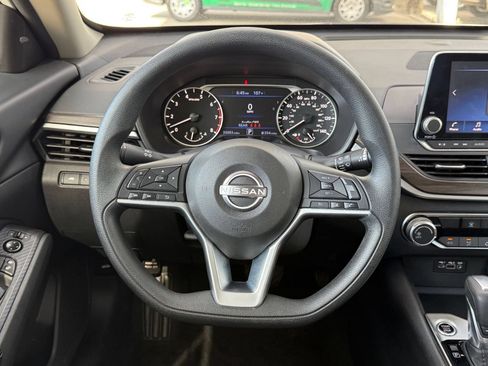 Used 2025 Nissan Altima 2.5 SV FWD image 28