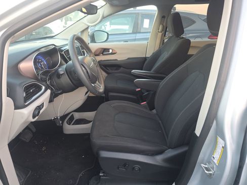 Used 2024 Chrysler Voyager LX image 11