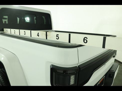 Used 2023 Jeep Gladiator Overland image 15