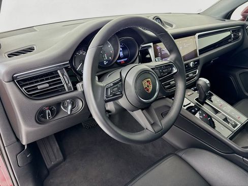 Certified 2025 Porsche Macan image 4