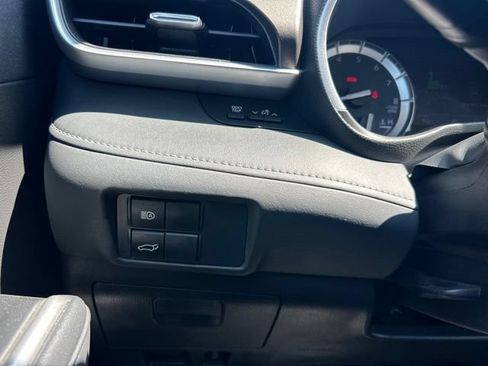 Used 2022 Toyota Highlander XLE FWD image 23