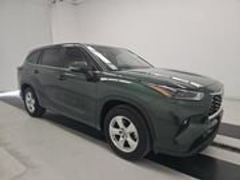 Used 2025 Toyota Highlander LE FWD image 3