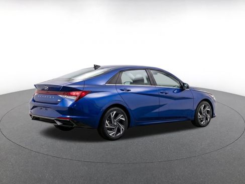 Used 2025 Hyundai Elantra SEL FWD image 9