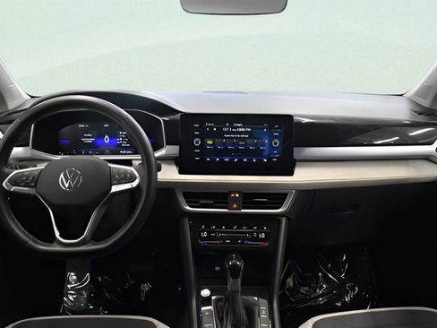 Used 2025 Volkswagen Taos SE AWD/4WD image 5