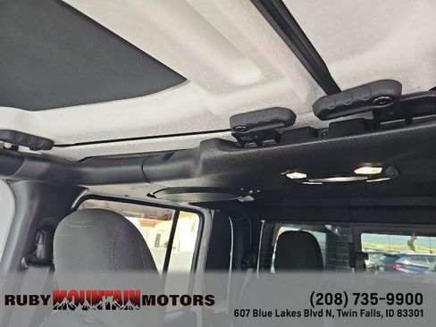 Used 2023 Jeep Gladiator Rubicon w/ Cold Weather Group image 15