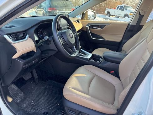 Used 2021 Toyota RAV4 XLE Premium image 10