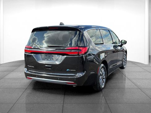Used 2023 Chrysler Pacifica Touring-L FWD image 7