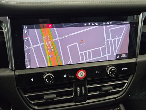 Certified 2025 Porsche Macan AWD/4WD image 20