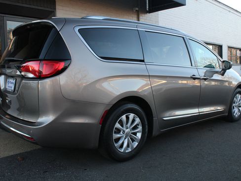 Used 2018 Chrysler Pacifica Touring-L image 10