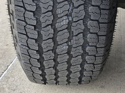 Used 2023 Toyota Tacoma TRD Off-Road w/ Technology Package AWD/4WD image 15