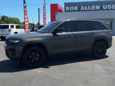 Used 2023 Jeep Grand Cherokee Altitude AWD/4WD image 3