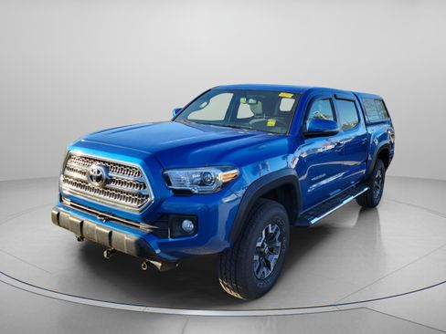Used 2017 Toyota Tacoma TRD Off-Road w/ Premium & Technology Package image 2